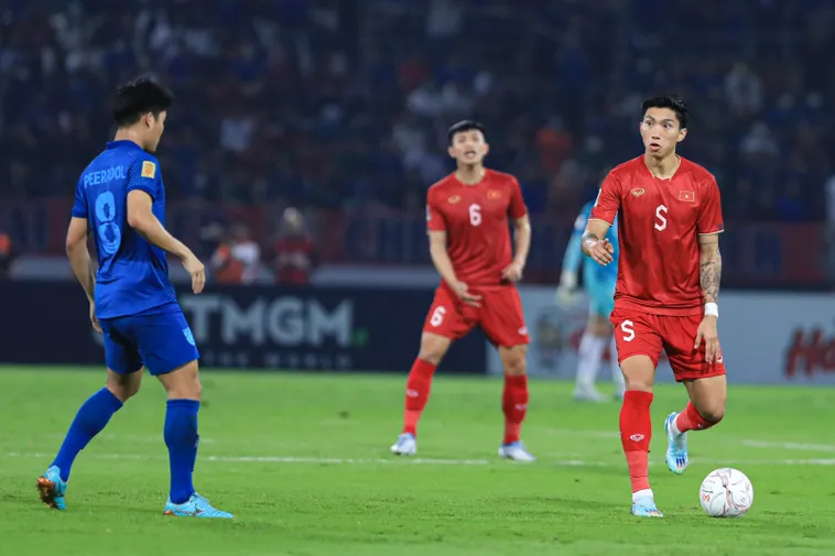 Đá Thòng Trung Vệ Là Gì Vai Trò Và Cách Chơi Trong Bóng Đá Hiện Đại​